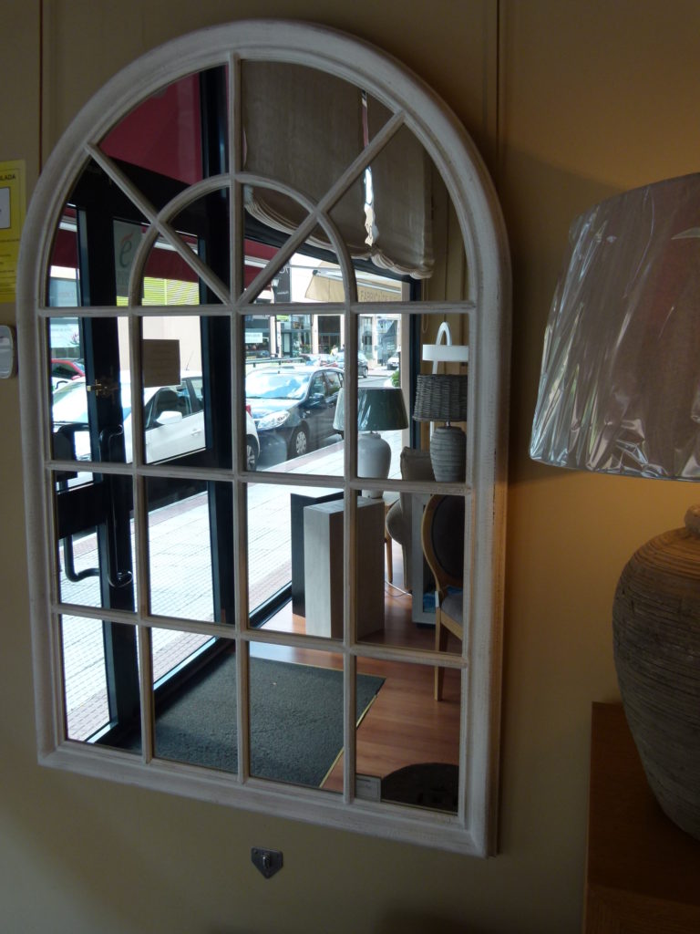 Espejo de ventana con forma en blanco -Palisandro Interiorismo